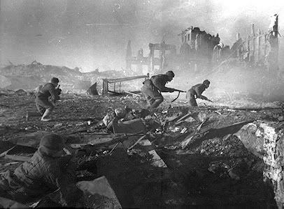 Soviet_soldiers_moving_at_Stalingrad2.jpg