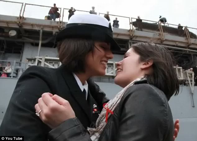 Ciuman Sesama Jenis Anggota Militer Jadi Trending Di Dunia Maya [ www.BlogApaAja.com ]